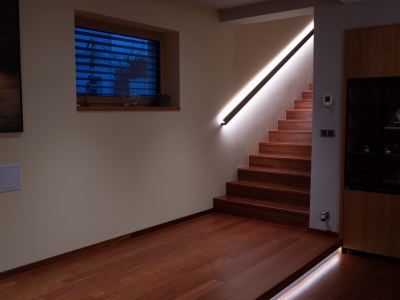 Osvětlené schodiště vkusně doplňuje LED profil ukrytý do podlahy pod schody. 