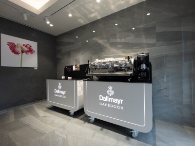 V běžném chodu Dallmayru jsou i předvádění jejich profesionálních mlýnků a kávovarů s řádným nasvětlením.